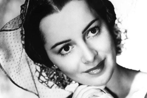Olivia de Havilland: 104 years without a hair out of place, Norman Lloyd: The actor who worked until 100, Kirk Douglas: The 103-year-old Spartacus, Bob Hope: The comedian who exhausted the calendar, Zsa Zsa Gabor: Glamour until 99, Betty White: The age-defying queen of comedy, Mel Brooks: Still alive, still mocking death, Harry Belafonte: 96 years of rhythm and protest, Angela Lansbury: The lady who solved crimes and birthdays, Tony Bennett: In tune until 96, These celebrities lived the longest of all