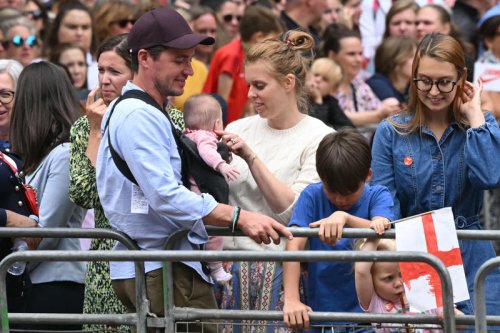 Princess Beatrice and children join crowds for Lionesses&rsquo; football victory parade
