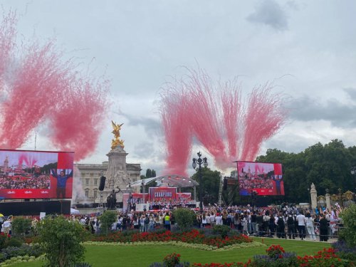 Lionesses victory parade latest: Fans sing &lsquo;it&rsquo;s coming home&rsquo; as Euro 2025 winners travel down Mall in open-top bus