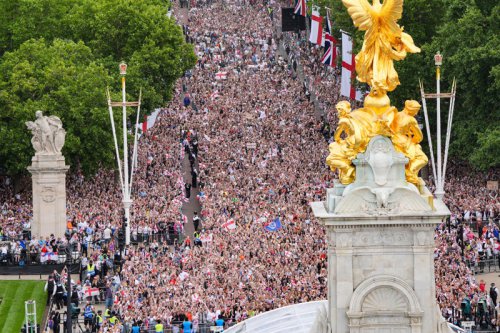 Chloe Kelly apologises after swearing on Buckingham Palace stage during England&rsquo;s Euro 2025 parade