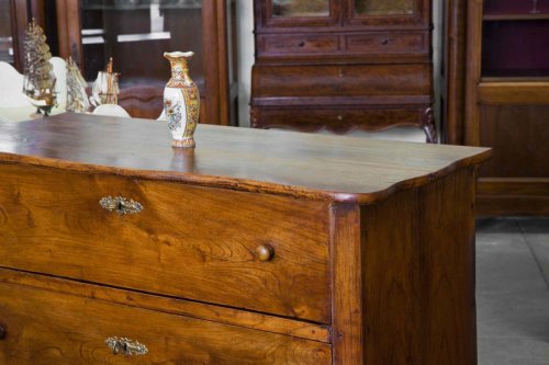 Top 9+ Valuable Pieces of Furniture to Always Look For at Thrift Stores