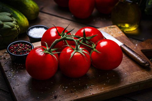 Pro-Approved Tomato Tools at Amazon, Mercer Culinary 5-Inch Tomato Knife&nbsp;, Victorinox 4.3-Inch Tomato Knife&nbsp;, Shun Classic 6-Inch Utility Knife&nbsp;, OXO Good Grips Mandoline Slicer&nbsp;, Cotton Craft Kitchen Towels, Set of 12, OXO Good Grips GreenSaver Produce Keeper, Rubbermaid FreshWorks Saver&nbsp;, Stop Storing Your Tomatoes Wrong, and Try These Expert-Approved Hacks Instead