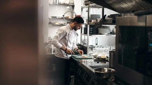 Top 10+ Kitchen Tools That Are A Waste Of Money &amp; 10 Cooking Must-Haves, According To Chefs