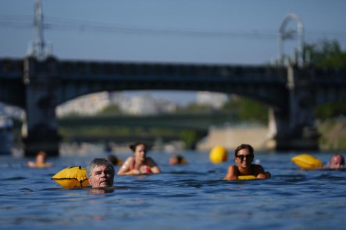 Tourists embrace new favourite pastime as heatwave scorches Paris