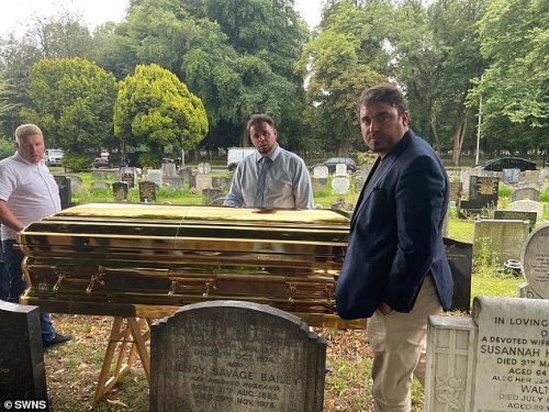 Traveller 'king' buried inside 'six figure' gold coffin after Rolls Royce farewell tour