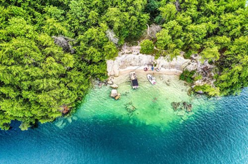 This Secluded Lake in South Carolina Has Caribbean-clear Waters and a Submerged Ghost Town