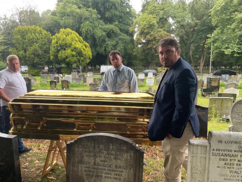 Head of traveller family laid to rest in gold coffin