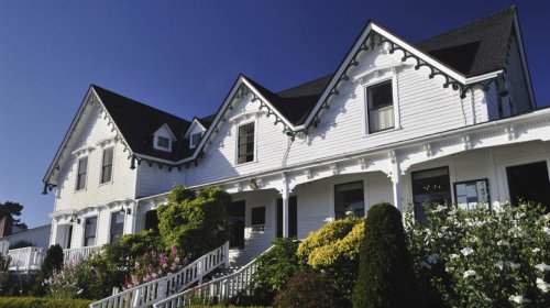 Northern California's Underrated Beach Community Boasts Kayaking, Hiking, And Delightful Inns