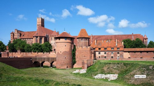 Top 10 Largest &amp; Most Beautiful Castles in the World