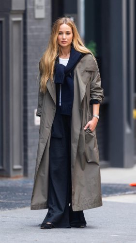 Navy and olive green is a combination I've never thought to try, but Jennifer Lawrence makes it look so good