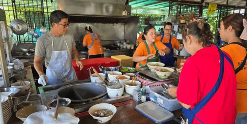 เปิดตำนาน 60 ปี "ก๋วยเตี๋ยวแม่บ๊วย" จากเพิงริมคลอง สู่ร้านดังแห่งบ้านสร้าง จ.ปราจีนบุรี