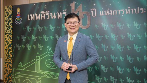 นพ.พงศ์เทพ วงศ์วัชรไพบูลย์ ผู้จัดการกองทุน สสส. ได้รับรางวัล &ldquo;รำเพยจรัสแสง 2567&rdquo;