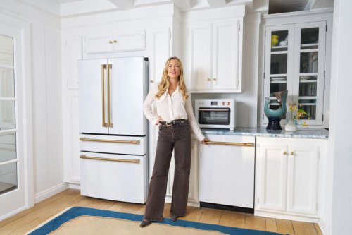 Kate Hudson&rsquo;s Blue Marble Kitchen Makes Her Feel Like a Kid Again