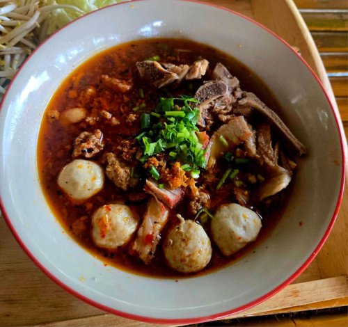 ก๋วยเตี๋ยวยายวิกเปิดมา 50 ปี ร้านรวมญาติที่ไม่ใช่ญาติ ลูกค้าคือผู้ช่วย