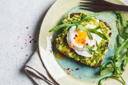 1. อะโวคาโดโทสต์ (Avocado Toast) เมนูยอดฮิตทำง่ายอร่อยลงตัว, 2. สลัดอะโวคาโดไก่ย่าง สลัดที่ให้โปรตีนสูงและไขมันดี อิ่มท้องนาน, 3. กัวคาโมเล (Guacamole) เครื่องจิ้มสไตล์เม็กซิกันแสนอร่อย, 4. สมูทตี้อะโวคาโดกล้วยหอม เครื่องดื่มเพิ่มพลังงานอุดมด้วยไขมันดีและวิตามิน, 5. สลัดปูอัดอะโวคาโด เมนูทำง่าย ได้รสชาติอร่อยลงตัว, 6. สลัดอะโวคาโดข้าวโพดมะเขือเทศ เติมความอร่อยสดชื่นจากวัตถุดิบหลากหลาย&nbsp;, 7. ไข่อบอะโวคาโด เมนูอาหารเช้าที่อุดมไปด้วยโปรตีนและไขมันดี, 8. สปาเกตตีเพสโต้ซอสอะโวคาโด ซอสเนื้อครีมมี่และดีต่อสุขภาพ, 9. พิซซ่าหน้าอะโวคาโด เมนูพิซซ่าเพื่อสุขภาพ, 10. สลัดอะโวคาโดกับกุ้งย่าง เมนูอาหารเย็นสบายท้องและดีต่อสุขภาพ&nbsp;, ประโยชน์ของวัตถุดิบที่กินคู่กับอะโวคาโด, รวม 10 เมนูอะโวคาโดแสนอร่อย พร้อมวิธีทำแสนง่าย ใช้เวลาไม่นาน