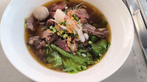 ชี้เป้าความอร่อย "ก๋วยเตี๋ยวลิ้นวัว คุณเปิ้ล" ตำนาน 17 ปี เจ้าแรกเมืองสองแคว
