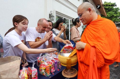 แสงทองยามเช้า ตักบาตรเทโว &ldquo;ภูเขาทอง&rdquo; รับวันออกพรรษา 2568