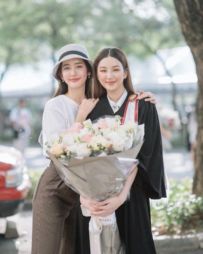 1. ทรงผมรับปริญญา ผมสั้นดัดปลายงอน, 2. ทรงผมรับปริญญา หน้ากลม, 3. ทรงผมรับปริญญาปล่อยผม, 4. ทรงผมรับปริญญาเกล้ามวยต่ำ, 5. ทรงผมรับปริญญาผู้ชายแสกข้าง เรียบหรู, 6. ทรงผมสั้นรับปริญญาง่ายๆ ประหยัดเวลา, 7. ทรงผมรับปริญญาเรียบหรู, 8. ทรงผมรับปริญญาถักเปีย, 9. ทรงผมรับปริญญาผู้ชาย เซตผมเปิดหน้า, 10. ทรงผมรับปริญญาเรียบหรูมัดหางม้า, 11. ทรงผมรับปริญญาแบบเกล้าสูง, 12. ทรงผมรับปริญญาม้วนลอน, 13. ทรงผมรับปริญญาผมสั้นประบ่า ถักเปียสองข้าง, 14. ทรงผมรับปริญญามัดครึ่งหัว, 15. ทรงผมรับปริญญาผู้ชาย ทรงคอมม่า, เซฟเลย 15 ทรงผมรับปริญญา ผมสั้น ผมยาว สวยเป๊ะอยู่ทรงตลอดวัน