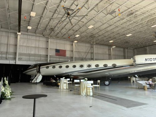 Take a look inside a G700, Gulfstream's jet of choice for billionaires that Kristi Noem just bought for DHS