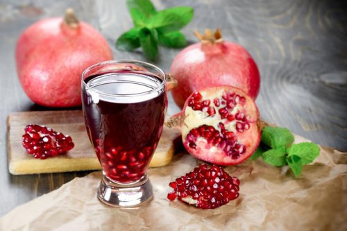 1. น้ำขึ้นฉ่ายฝรั่ง (Celery juice), 2. น้ำบีทรูท (Beet juice), 3. น้ำทับทิม (Pomegranate juice), 4. น้ำผักสีเขียว (Green veggie juice), 5. น้ำแตงโม (Watermelon juice), 6. น้ำผักสีเขียวผสมมะนาว-ขิง (Lemon-ginger green juice), 7. น้ำแครอท (Carrot juice), 8. น้ำผักเคล-แอปเปิ้ล (Kale-apple juice), เช็กลิสต์ 8 น้ำผักและผลไม้ที่ช่วยลดน้ำหนักได้จริง