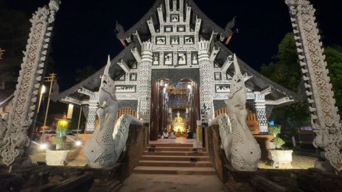 ยี่เป็งเชียงใหม่ที่วัดโลกโมฬี แขวนโคมบูชาพระธาตุเกศแก้วจุฬามณี งดงามทั้งวัด 4&ndash;6 พ.ย. 68