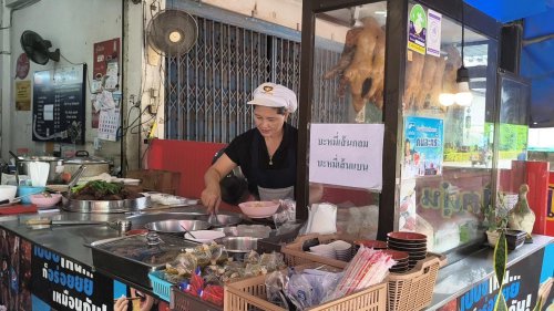 โตเป็ดตุ๋น ร้านเด็ดใช้เป็ดไซส์ยักษ์ ตุ๋นสมุนไพรจีน เนื้อนุ่ม ตำนาน 18 ปีที่พิษณุโลก
