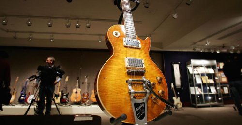 Martin 1930 OM-45 Deluxe （ロイ・ロジャース） - 554,500米ドル, Gibson 1964 SG Standard（ジョン・レノン、ジョージ・ハリスン） - 567,500米ドル, Fender 1965 Stratocaster (ジミ・ヘンドリックス） - 570,000米ドル, Gibson 1961 SG (デュアン・オールマン） - 591,000米ドル, Rex Acoustic(ポール・マッカートニー） - 615,000米ドル, Fender 1965 Strat &lsquo;Lenny&rsquo; (スティーヴィー・レイ・ヴォーン） - 623,500ドル, Rickenbacker 1962 425(ジョージ・ハリスン） - 657,000米ドル, Martin 1939 000-42 (エリック・クラプトン） - 791,500米ドル, Gibson 1964 ES-335 TDC(エリック・クラプトン） - 847,500米ドル, Doug Irwin 'Tiger' (ジェリー・ガルシア） - 957,500米ドル, Fender 'Blackie' Stratocaster (エリック・クラプトン） - 959,500米ドル, Fender 1964 Stratocaster (ボブ・ディラン） - 965,000ドル, Gibson 1959 Les Paul Standard (キース・リチャーズ） - 100万米ドル, Martin 1969 D-35 (デヴィッド・ギルモア） - 109万5000米ドル, Gibson 1957 Les Paul (デュアン・オールマン） - 125万米ドル, Gibson 1964 'Fool' SG (エリック・クラプトン） - 127万米ドル, Martin 1942 D-18 (エルヴィス・プレスリー）132万米ドル, Fender Skystang I Mustang(カート・コバーン） - 158万7000ドル, Fender 1954 Stratocaster(デヴィッド・ギルモア） - 181万5000米ドル, Doug Irwin 'Wolf'(ジェリー・ガルシア）190万米ドル, 1959 Gibson Les Paul Standard 'Greeny' (ピーター・グリーン／ゲイリー・ムーア） - 200万米ドル（またはそれ以下）, Fender 1968 Stratocaster (ジミ・ヘンドリックス） - 200万米ドル, Gibson 1962 J-160E(ジョン・レノン） - 241万米ドル, Fender 'Reach Out To Asia' Stratocaster &ndash; 270万米ドル, Kramer Custom(エディ・ヴァン・ヘイレン） - 393万2000米ドル, Fender Black Strat(デヴィッド・ギルモア） - 397万5000米ドル, Fender 1969 Mustang (カート・コバーン） - 460万米ドル, Martin 1959 D-18E (カート・コバーン） - 600万米ドル, Martin 1959 D-18E (カート・コバーン） - 600万米ドル, 世界で最も高価なギターランキング