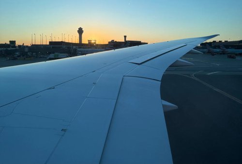 Air traffic controllers working unpaid as flight delays grow