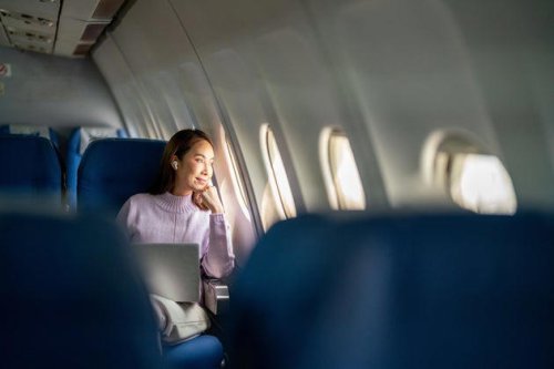 The 2 things you should never, ever do on a plane, according to an ER doctor