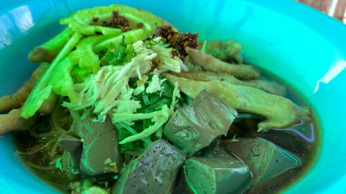 สถานี 6 ล้อเตี๋ยวไก่ ตุ๋นบนรถบรรทุก พลิกวิกฤตเป็นโอกาส เสิร์ฟความอร่อยชามยักษ์แค่ 50 บาท
