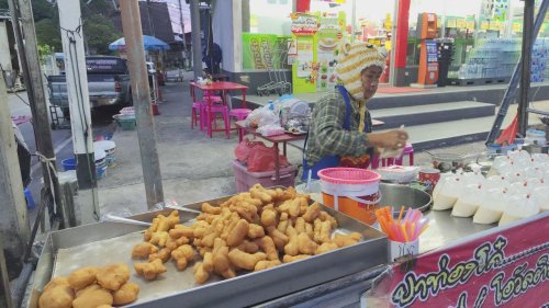 พิมายหนาวแล้ว ชาวโคราชแห่ต่อคิวซื้อ "ข้าวจี่ทาไข่" ปิ้งร้อนๆ สู้ลมหนาว 18 องศา