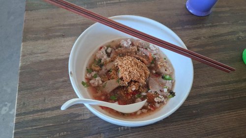 เปิดวาร์ป ก๋วยเตี๋ยวเย็นตาโฟเตาฟืน ชามยักษ์ 23 ซม. ตำนาน 40 ปี แห่ง อ.ตรอน จ.อุตรดิตถ์