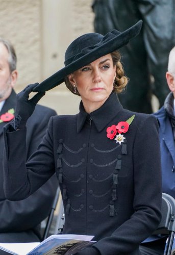 Catherine lays Remembrance Day wreath for the first time, 14 years after royal wedding