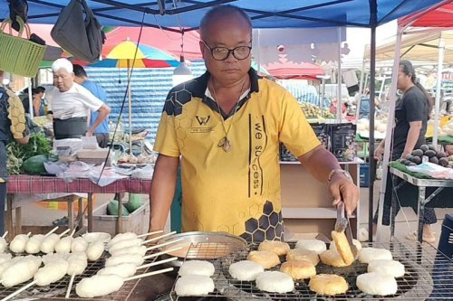 ข้าวจี่ลุงบูรณ์ สูตรอีสานแท้ ราคาชิ้นละ 10 บาทรับลมหนาว ที่ขายดีจนย่างไม่ทัน
