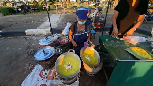 ตำนาน 66 ปี ขนมเบื้องป้าเพย จ.อุตรดิตถ์ คิวแน่นไม่ขาดสาย เริ่มจาก 1 สลึง สู่เมนูเด็ดที่ต้องจอง