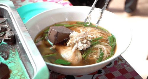 ก๋วยเตี๋ยวริมน้ำ บุฟเฟต์เมนูไก่ 69 บาท จัดเต็มทั้งคาวหวาน ที่หนองคาย อิ่มได้ไม่อั้น