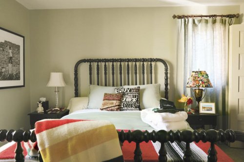 My friend has a legendary guest room. Here are his secrets.