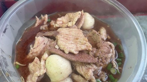 ก๋วยเตี๋ยวมินิ รถเข็นสีชมพูคู่ใจชาวตลาดอ่างทอง เสิร์ฟถึงแผง อิ่มจุกในราคา 30 บาท