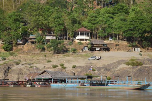 ชวนสัมผัสหมอกเหนือสายน้ำสาละวิน ล่องเรือชมแม่น้ำสองสี พักใจที่หาดทรายขาว Unseen แห่งแม่ฮ่องสอน
