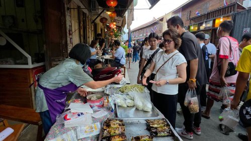 ข้าวเหนียวปิ้งไส้ทะลัก-ข้าวเม่านึ่ง ตำนาน 20 ปีแห่งตรอกโรงยาที่คนอุทัยฯ การันตี เริ่มต้น 10 บาท