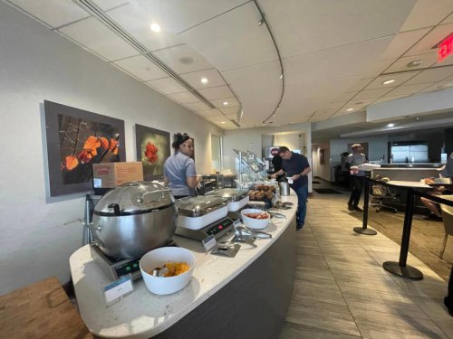 I've been to dozens of airport lounges worldwide. Here are the 5 things I never do in them.