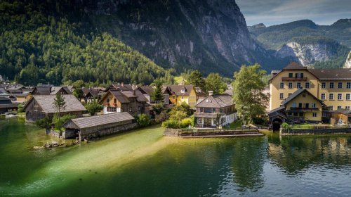 1. ฮัลล์สตัทท์ (Hallstatt), ออสเตรีย: หมู่บ้านริมทะเลสาบสุดคลาสสิก, 2. ชิราคาวะ (Shirakawa), ญี่ปุ่น: มนต์เสน่ห์บ้านหลังคามุงจากกลางหิมะ, 3. เลเวนเวิร์ท (Leavenworth), สหรัฐอเมริกา: หมู่บ้านบาวาเรียนในอเมริกา, 4. กอลมาร์ (Colmar), ฝรั่งเศส: ต้นแบบเมืองในเทพนิยายโฉมงามกับเจ้าชายอสูร, 5. ซานคาร์ลอส เด บาริโลเช (San Carlos de Bariloche), อาร์เจนตินา: ยุโรปแห่งอเมริกาใต้, แจกพิกัด 5 เมืองสวยระดับมรดกโลก ฉลองคริสต์มาสและปีใหม่ พร้อมที่พักสไตล์นิทานคลาสสิก