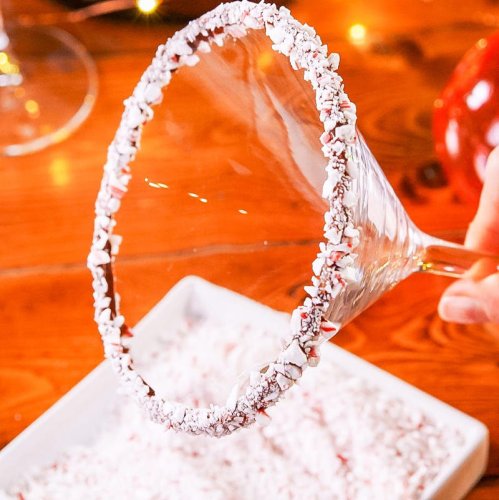 These peppermint martinis taste (&amp; look) as festive as they sound