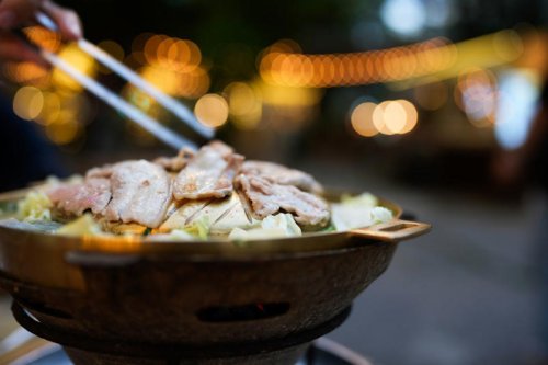 แจกสูตรเมนูเด็ดฉลองปีใหม่ 2026 ทำง่าย อร่อยได้ที่บ้าน, 1. เมนูอาหารไทย: &ldquo;หมูกระทะพรีเมียม & น้ำจิ้มรสเด็ด&rdquo;, 2. เมนูอาหารฝรั่ง: &ldquo;สปาเกตตีเบคอนพริกแห้ง & สเต็กไก่พริกไทยดำ&rdquo;, 3. เมนูอาหารญี่ปุ่น: &ldquo;ข้าวหน้าปลาดิบรวม (Donburi) & หัวปลาแซลมอนต้มซีอิ๊ว&rdquo;, รวมเมนูอาหารปีใหม่ทำเองที่บ้าน ครบทั้งไทย-ฝรั่ง-ญี่ปุ่น ฉลองรับปี 2026