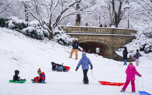 Hundreds of flights into New York cancelled as city braces for snowstorm