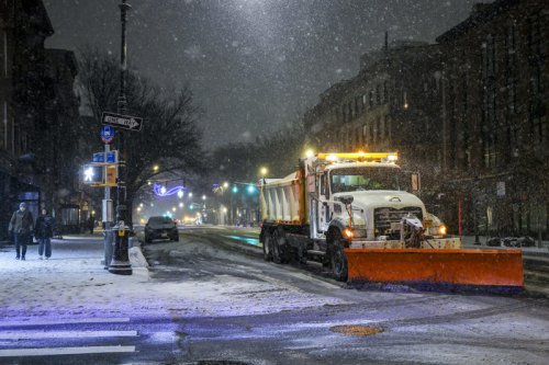 Winter weather triggers widespread travel disruptions during holiday week