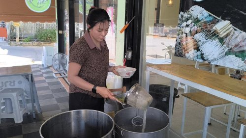 ถูกและดีมีอยู่จริง ก๋วยเตี๋ยวเรือสูตรคุณแม่ เมืองสองแคว เริ่มต้นเพียง 20 บาท อร่อยไม่ต้องปรุงเพิ่ม