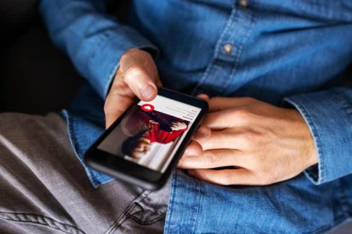 Men are sharing the things women do that will instantly make them say "Check, please!" while on a first date