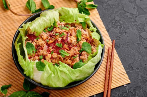 1. ต้มจืดตำลึงหมูสับ (ไม่ใส่กระเทียมเจียว), 2. ลาบไก่คลีน สูตรคั่วแห้ง, 3. แกงส้มผักรวม (ไม่ใส่เนื้อสัตว์ติดมัน), 4. ยำปลากระป๋องสมุนไพร สูตรลดโซเดียม, 5. กะเพราอกไก่ &ldquo;ผัดน้ำ&rdquo;, คัดมาแล้ว 5 เมนูอาหารไทยลดน้ำหนัก ทำเองง่ายๆ งบประหยัด แคลอรีต่ำแต่อิ่มนาน