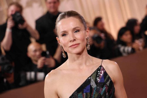 Kristen Bell's liquid gown at the Golden Globes 2026 is a major optical illusion